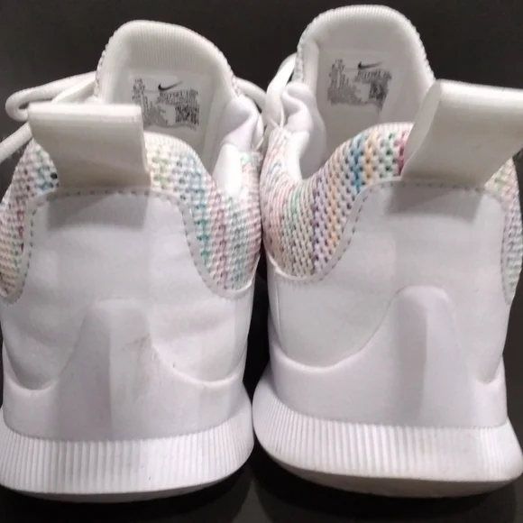 Nike Kids Size 6.5 White Sneakers Lightweight Breathable Design - Picture 3 of 8